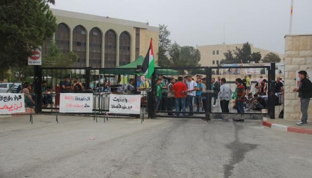 طلبة بيرزيت يضربون عن الطعام احتجاجا على رفع الأقساط 

